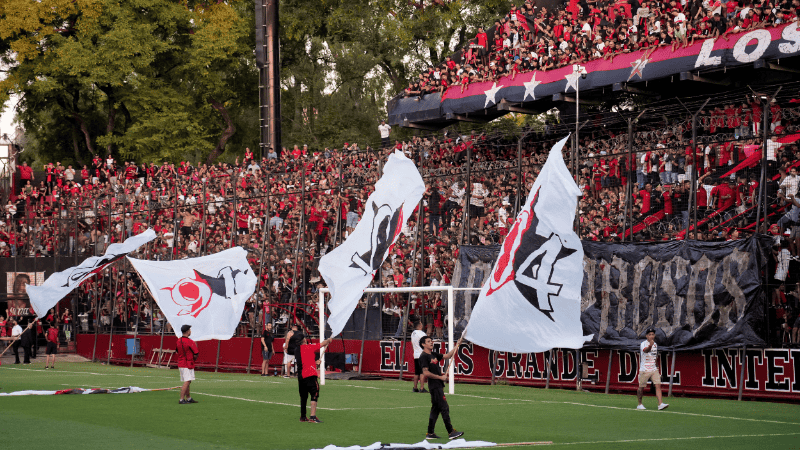 El joven fue encontrado herido en una de las tribunas.