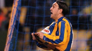 Rivarola festeja su gol con el que Central eliminó a Newell's en la Copa Sudamericana 2005