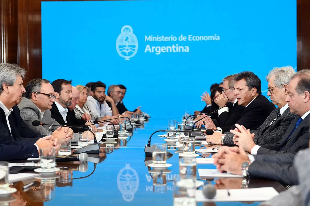 El ministro Sergio Massa cara a cara con empresarios agroindustriales anunciando un nuevo tipo de cambio diferencial para el agro.