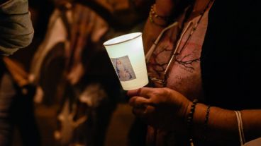 Con velas encendidas la multitud caminó durante las 14 estaciones