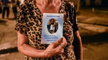 Las estampitas del Padre Igancio y los rosarios fueron los protagonistas de la noche