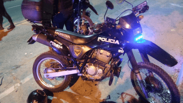 El agente comenzó una persecución tras dar la voz de alto a un motociclista que se dio a la fuga.