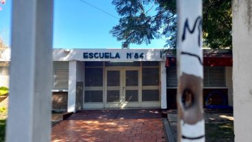 El frente de la escuela Nº84 baleada durante las últimas horas.
