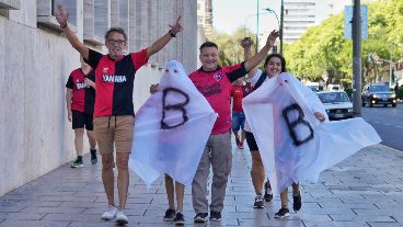 Los hinchas leprosos camino al estadio.