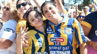 Ellas posan para la foto con sus camisetas de Central.