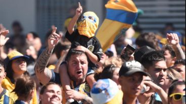 Un mini hombre araña Canalla saluda al plantel.