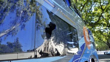 El colectivo terminó con varias ventanas rotas por los piedrazos.