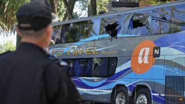 El colectivo terminó con varias ventanas rotas por los piedrazos.