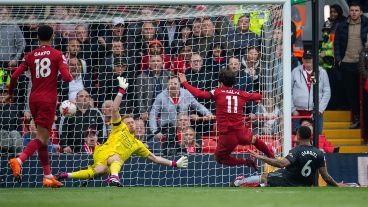 Salah descuenta luego de fallar un penal. Tuvo el duelo de la tarde con el arquero rival.
