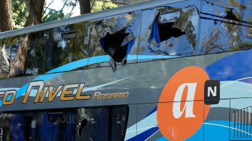 El micro que llevó al plantel canalla al Coloso terminó con varias ventanas rotas.