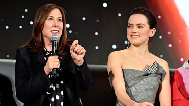 Kathleen Kennedy junto a la actriz Daisy Ridley
