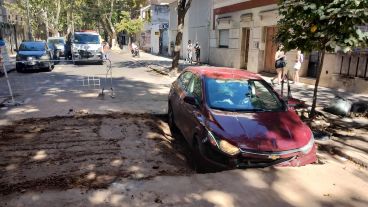 Así quedó el auto que cayó en el pozo de Aguas en Callao al 700