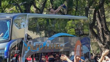 El arribo del micro canalla al Coloso, con Véliz asomado por el techo.