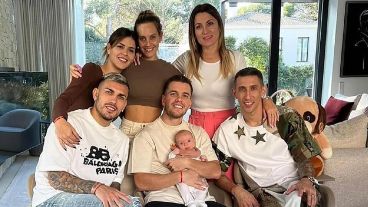 Foto en familia: Di María, Lo Celso y Paredes con sus respectivas parejas.