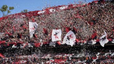 Así lució una cabecera del Coloso el domingo. También hubo pirotecnia.
