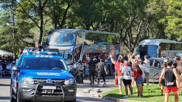 Hinchas leprosos atacaron el micro de los jugadores de Central a su llegada.