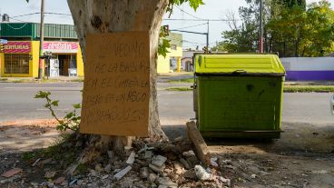 La vecina colocó un cartel pidiendo a los vecinos mantener la limpieza del lugar.