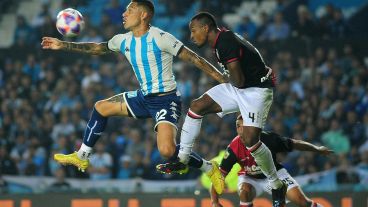 Ditta lucha en el aire contra Paolo Guerrero.