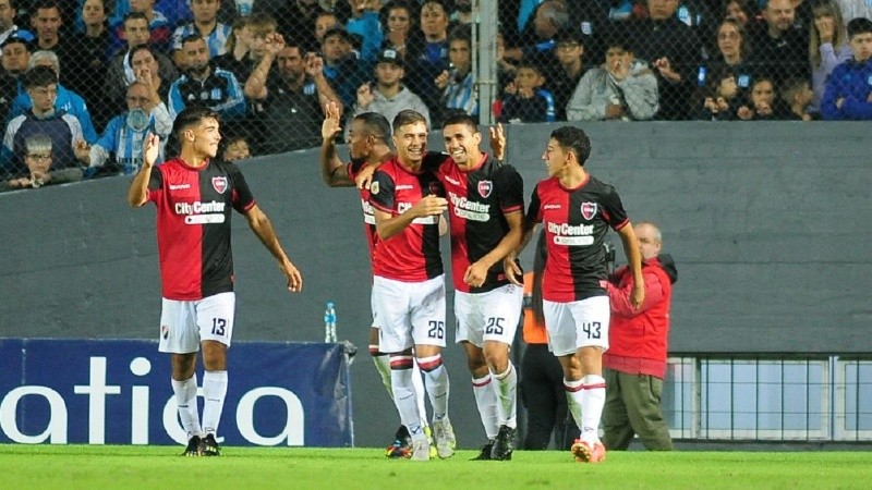 Todos abrazan al paraguayo Velázquez, autor del gol del triunfo en Avellaneda.