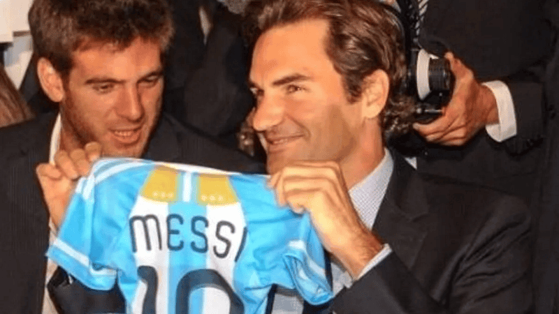 Hace un tiempo, Roger posaba con la camiseta de Messi en compañía de Del Potro.