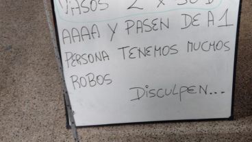 Uno de los carteles y la soga que colocaron en el quiosco.