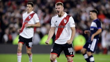 Beltrán abrió el camino de penal.