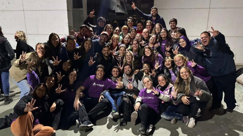 Festejo morado en Ciencia Política.