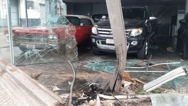 El coche de colección y la 4x4 quedaron intactos pese a la destrucción.