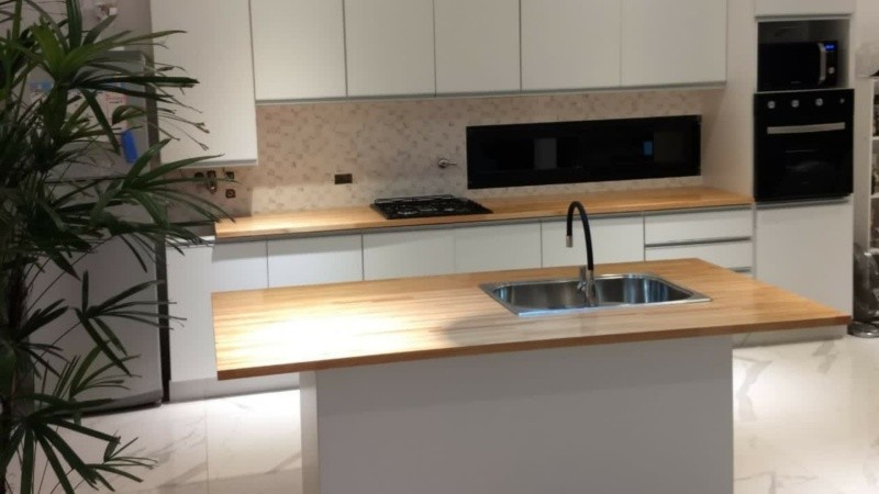 El eucalipto plastificado es el material más elegido para diagramar la mesada