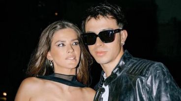 Juariu mostró imágenes de la actriz y el cantante que parecerían mostrar un acercamiento.