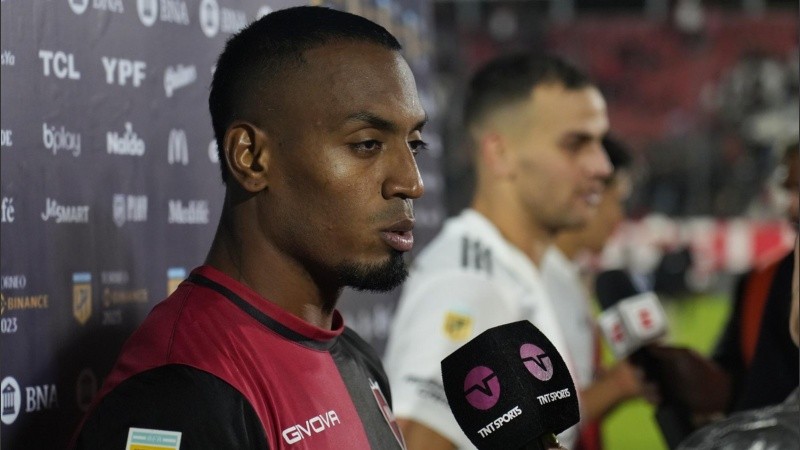 El colombiano Ditta se destacó en la defensa rojinegra, pese a la derrota.