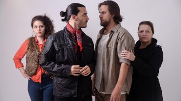 El elenco de "Tom en la granja" está integrado por Lucía Dominissini, Leandro Iossa, Paula Luraschi y Aquiles Pelanda, quien también dirige.