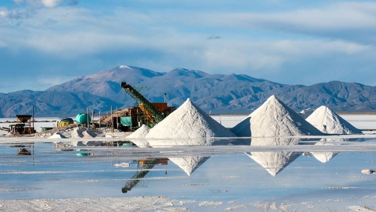 Chile, junto con Bolivia y Argentina, constituye el llamado triángulo del litio por la abundancia de sus reservas