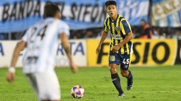 Ortiz intenta progresar con la pelota dominada.