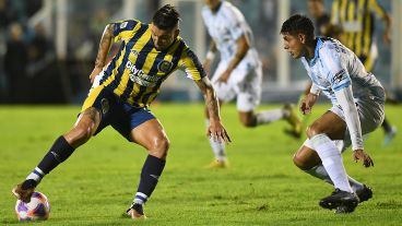 Damián Martínez protege el balón en el complemento.