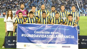 Los once titulares de Russo que salieron a jugar contra el Decano en Tucumán.