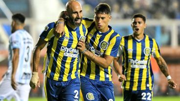 Quintana festeja su gol en la noche tucumana.