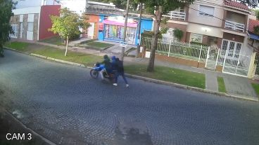 El momento en el que los agresores escapaban