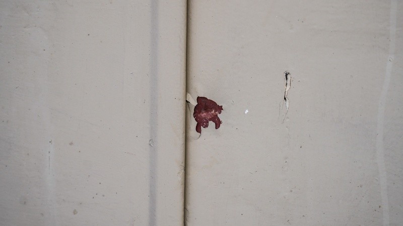 Así quedó la puerta del garaje baleado