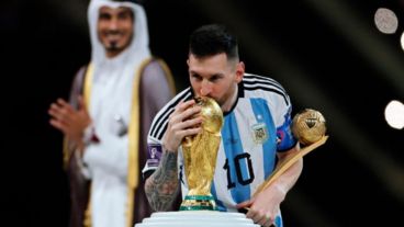 Messi besó y levantó la Copa del Mundo el 18 de diciembre de 2022.