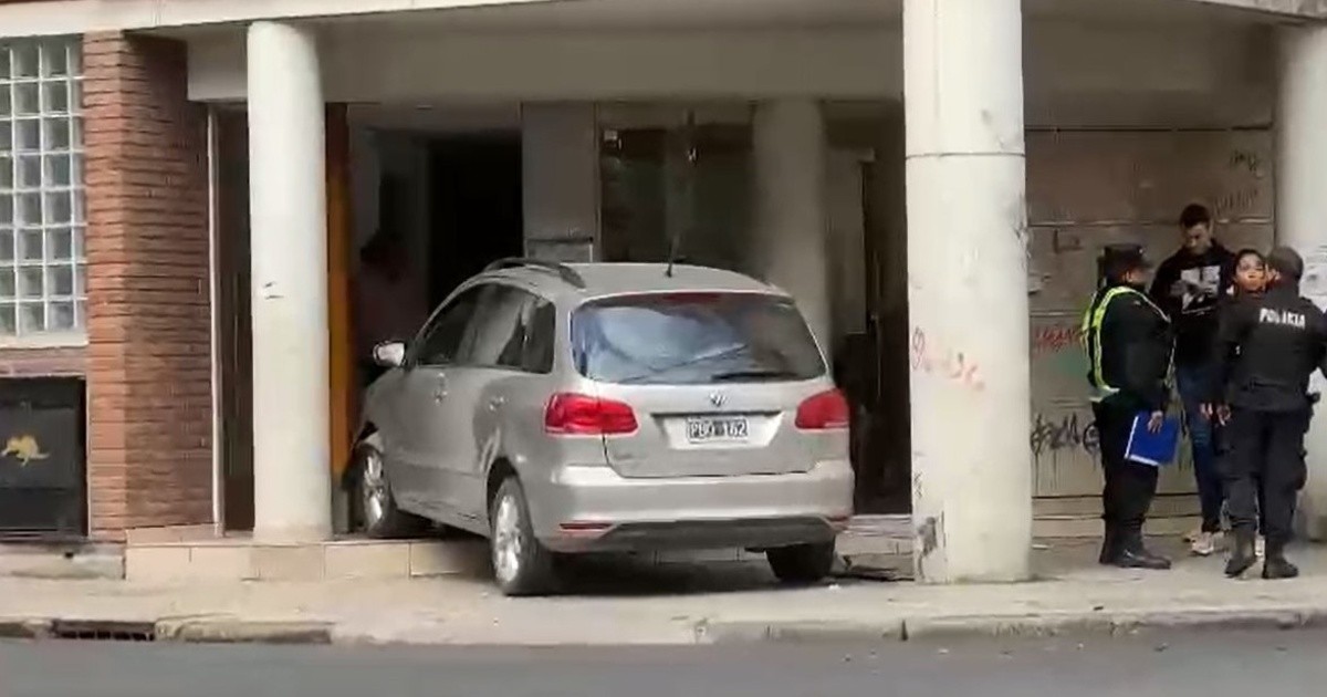 Choque en el centro terminó con un auto contra un edificio y los ...