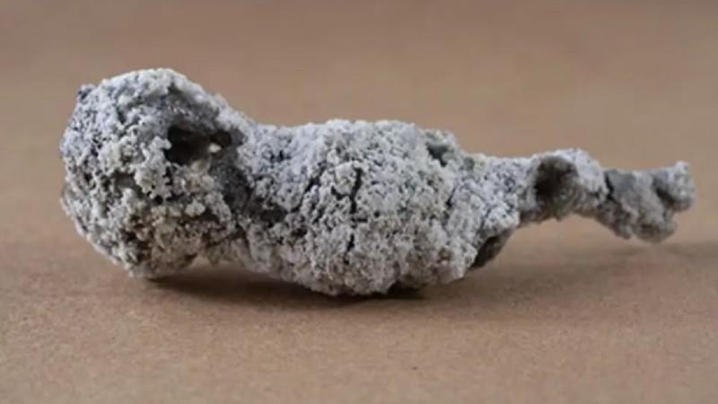 La sustancia se encontró atrapada dentro de una fulgurita, un 