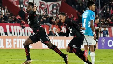 Reasco salió a gritar su golazo de cara al público rojinegro.