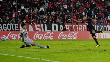Portillo supera a Gutiérrez en el primer gol del partido.