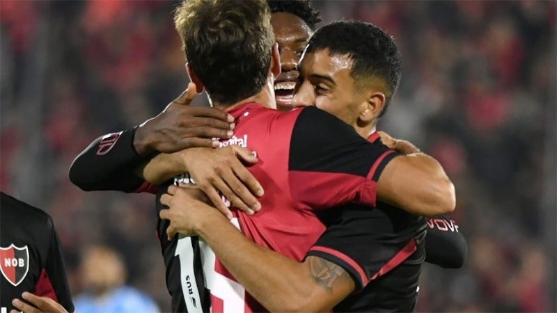 La gran figura de la noche recibe el abrazo de Pitón y Reasco.