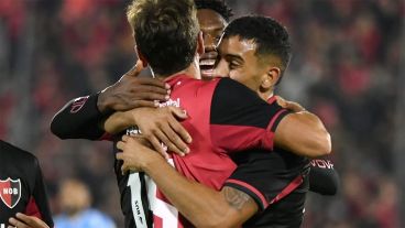 La gran figura de la noche recibe el abrazo de Pitón y Reasco.