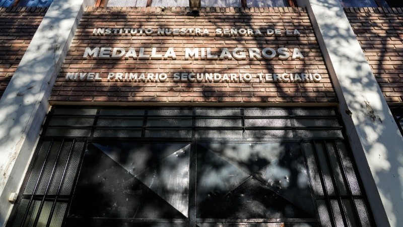 El frente de la escuela Medalla Milagrosa de barrio Alberdi, donde ocurrió el intento de asesinato contra un empresario textil.