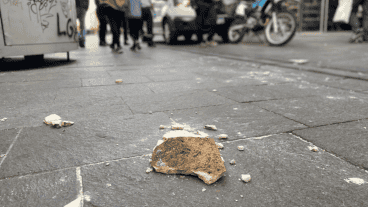 Un pedazo de mampostería quedó en plena peatonal, tras impactar sobre una mujer.