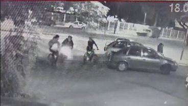 Un manotazo al arma evitó que el disparo impactara en la cabeza.