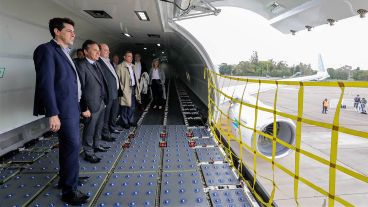 Las autoridades posaron dentro del avión de carga.